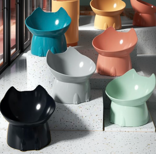 Erhöhter Katzennapf mit Neigungsdesign – rutschfest & rückenschonend